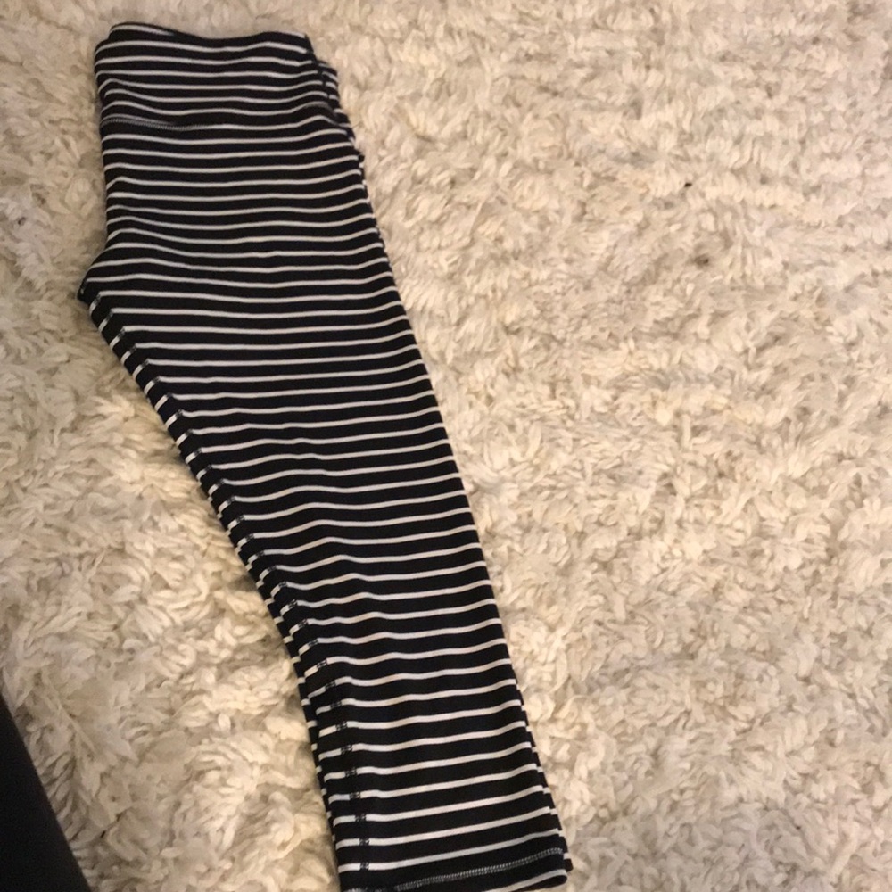 ATHLETIC BLACK & WHITE CROP LEGGINGS